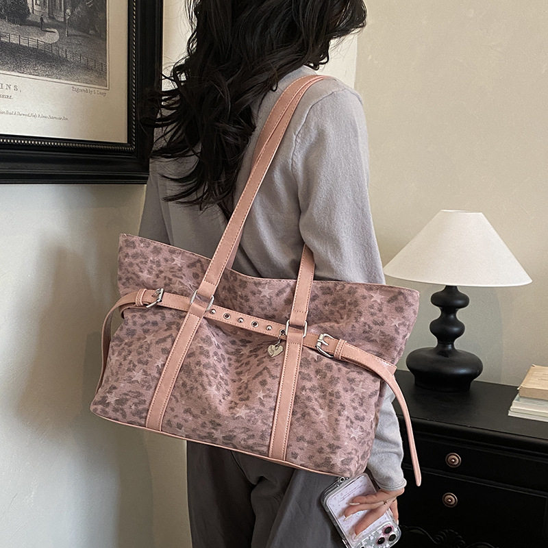 Túi tote đeo vai nách họa tiết da báo cổ điển, form lớn rộng rãi, phong cách tối giản — màu hồng, màu nâu, màu xám chi tiết 17