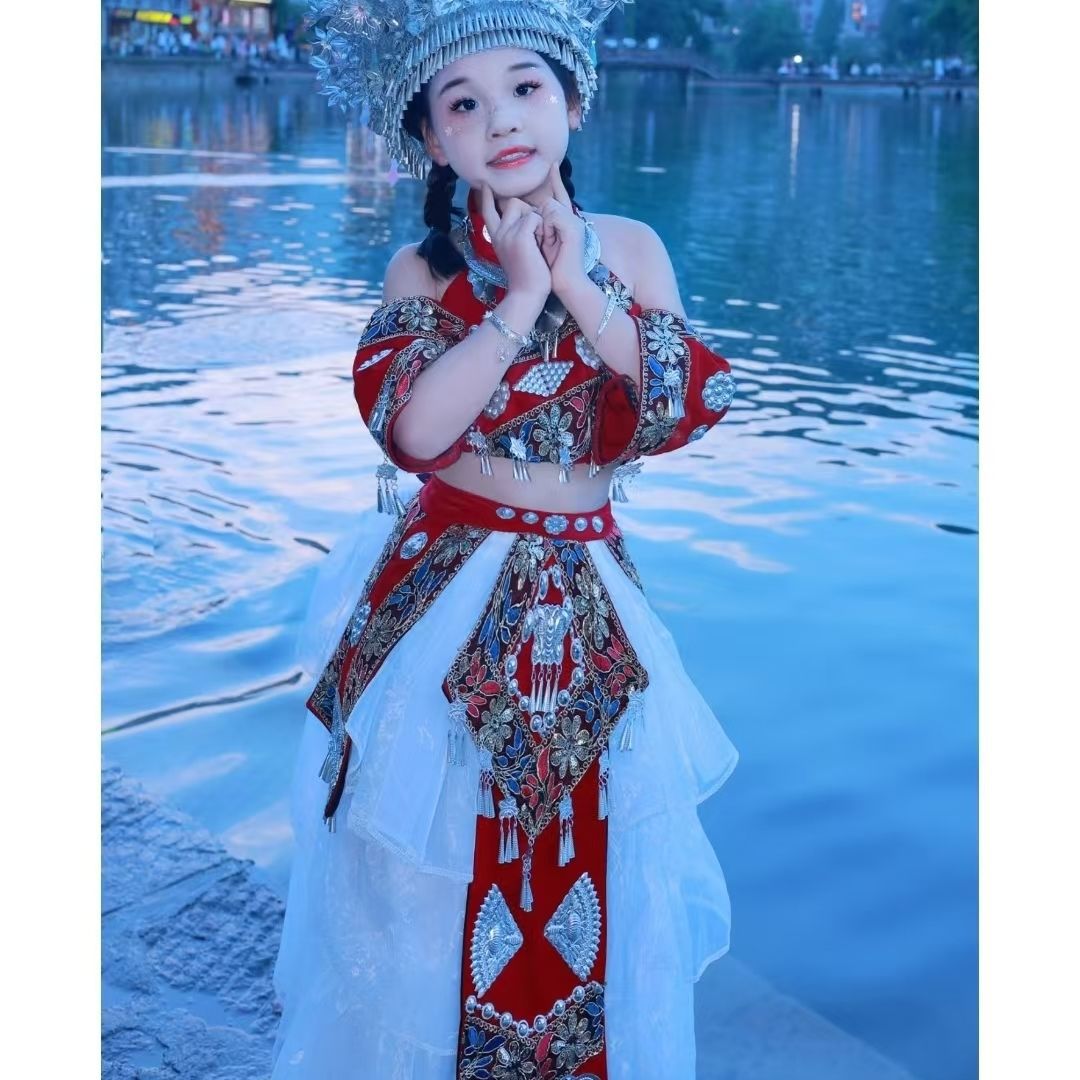 빨간 튜브탑, 벨트, 스커트