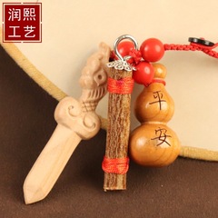 【一件代发】宝宝别针挂件 桃木猪惊骨狗牙红绳编制挂件 批发现货