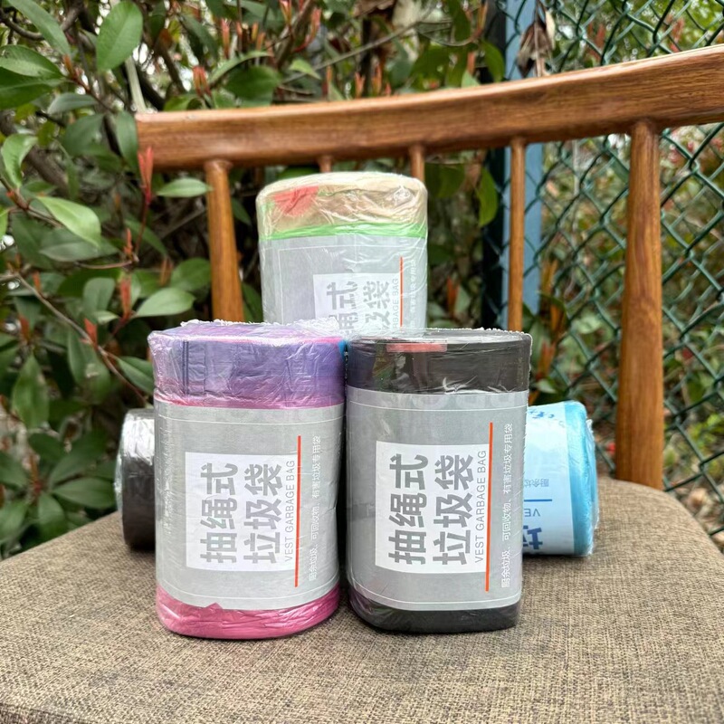 ひもを引くゴミ袋は90匹の家庭用の恵装キッチン寮を厚くして、黒色の大型の手提げゴミ袋を持っている|undefined
