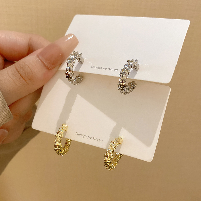 Design fashionable sophisticated elegant earrings