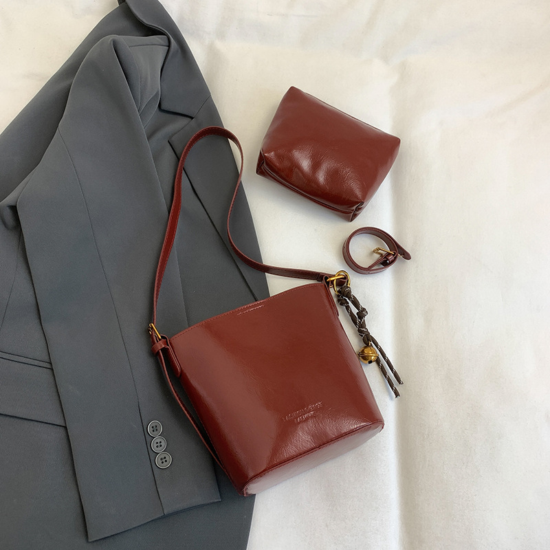 Bolso de balde de moda coreana para mujeres 2024 nuevo invierno ins retro versátil bolso de transporte de nicho bolso de viaje