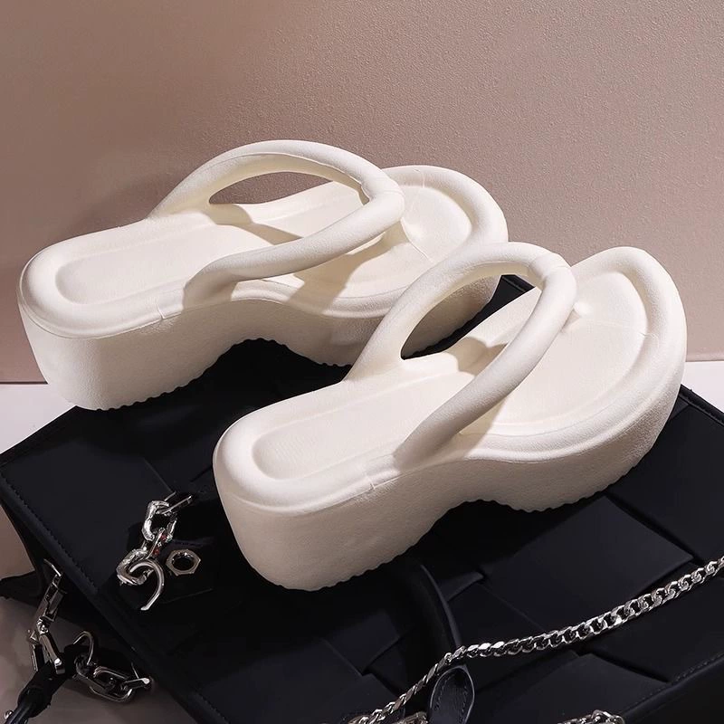 Европейские и американские шлепанцы на каблуках увеличат толстое дно