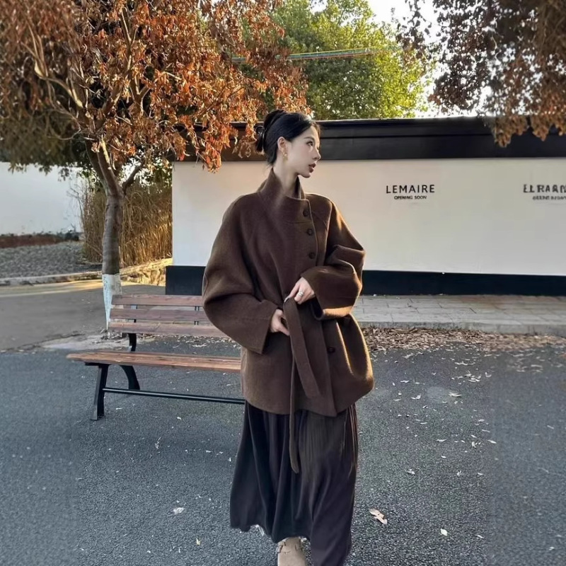 2025 Autumn/Winter New Style Stand Collar Wool and Cashmere Double-Sided Short Coat with Belt Design for Women 2025 Autumn/Winter New Style Stand Collar Wool and Cashmere Double-Sided Short Coat with Belt Design for Women