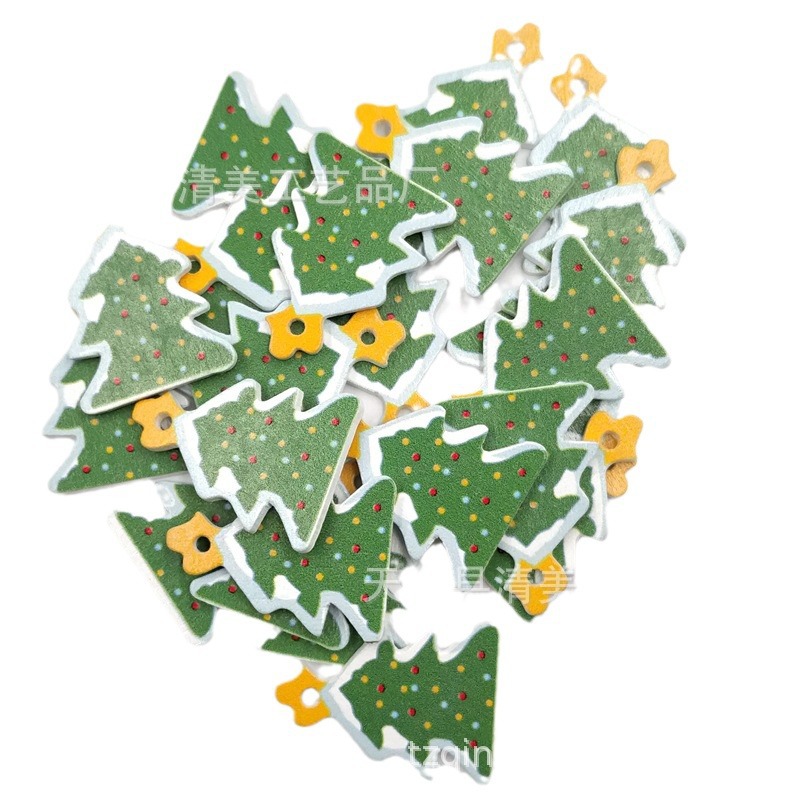 Botón de madera de árbol de Navidad de madera pintado sobre fondo blanco 50/paquete