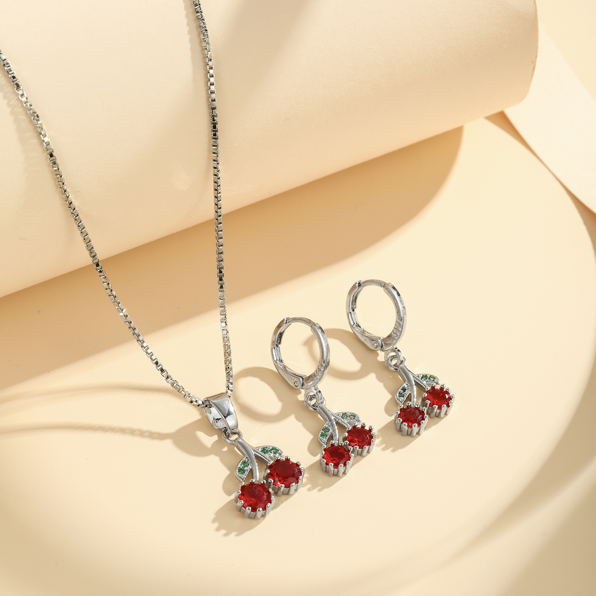 Comercio electrónico transfronterizo Zircon accesorios collar de cereza nicho femenino diseño conjunto de pendientes moda universal cadena clavícula al por mayor image 5