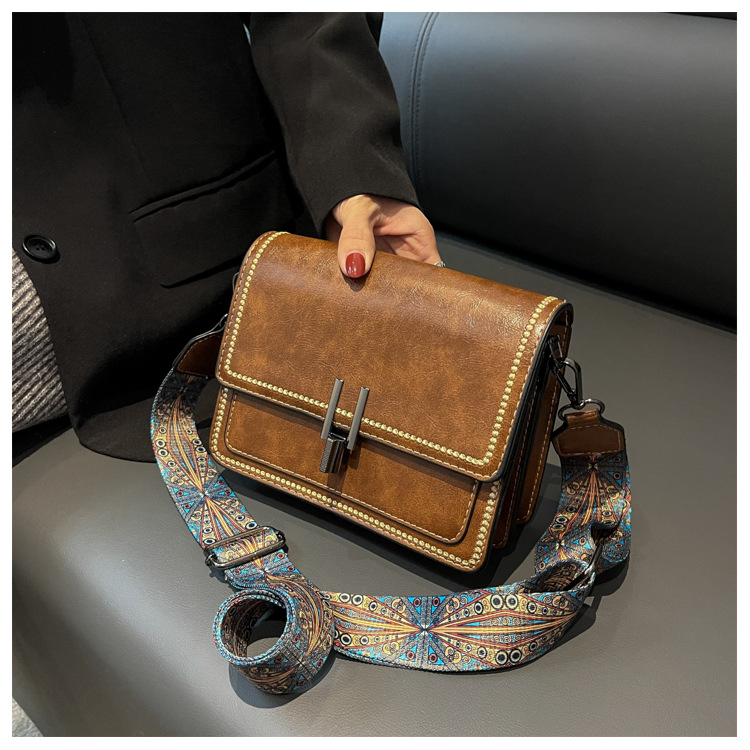 Die diesjährige beliebte Damen-Umhängetasche 2023 für den neuen Sommer mit einer Schulter und einer Nische im High-End-Stil fühlt sich klein an_voghion.com