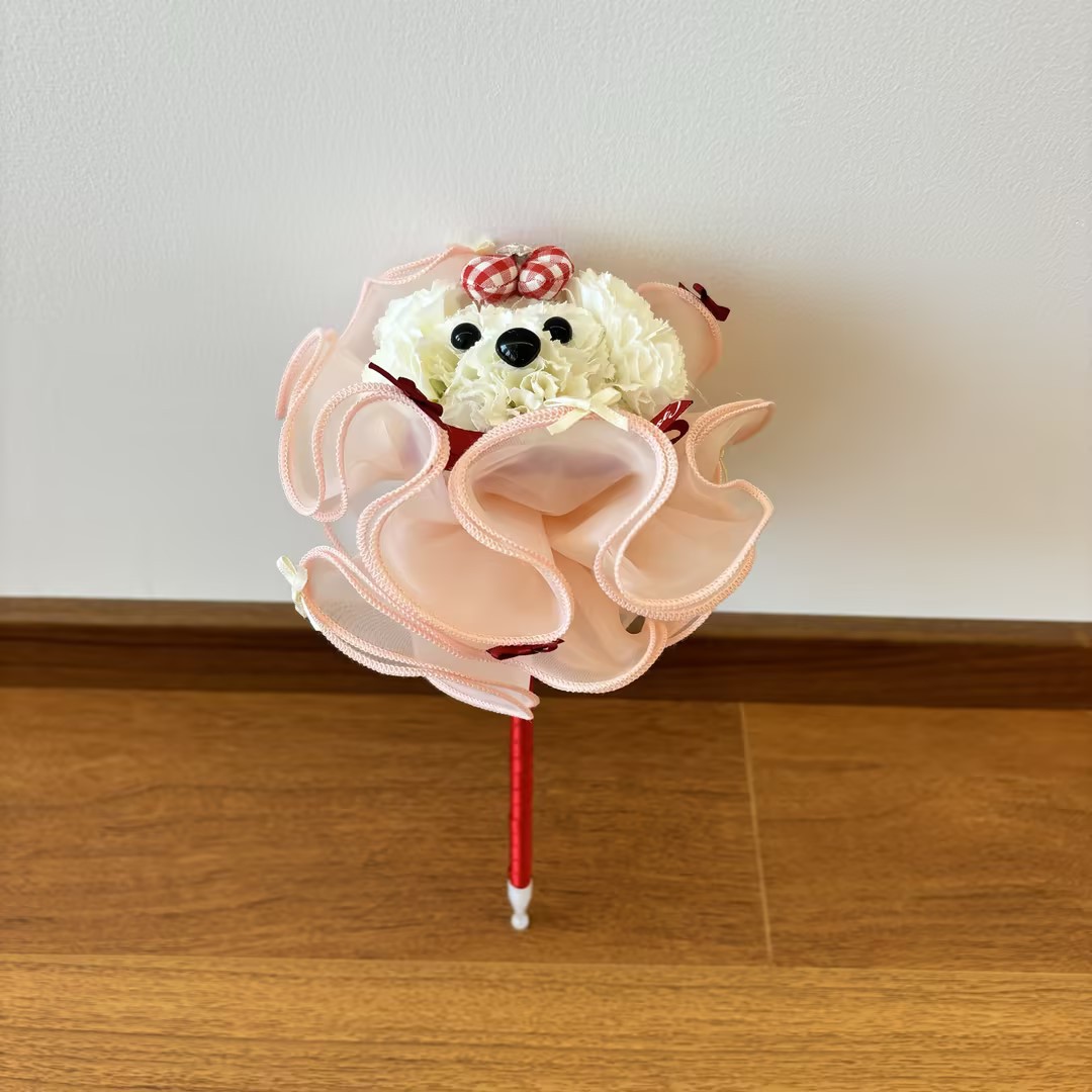 Lazo rojo perro bolígrafo de flores