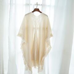 チャイナドレスのストールの外にカーディガンのマントの長いフリンジニットの透かし彫りの春と秋の夏のボヘミアン旅行のコートを掛けます。