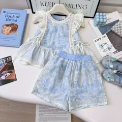 女の子スーツ2025夏の新型飛袖レースベスト上着パンツ韓国版女の子王女2点セット