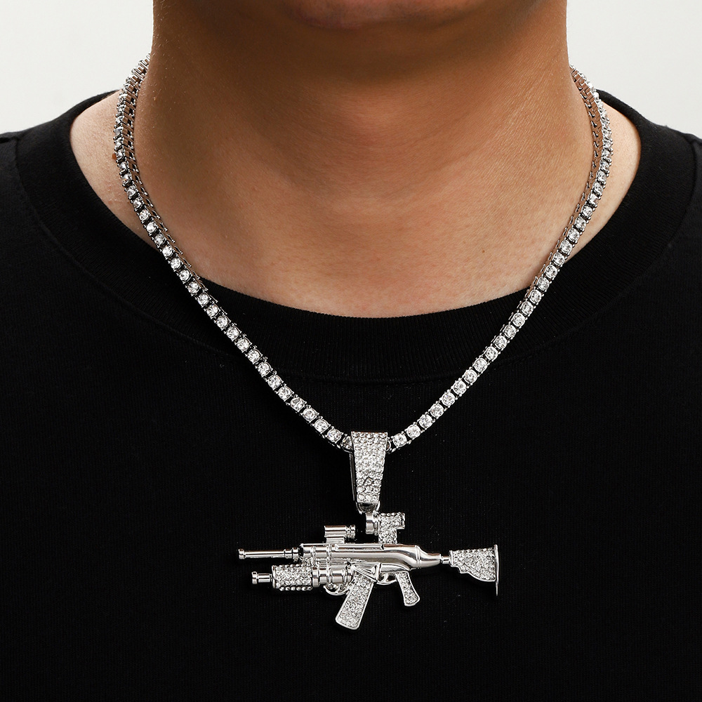 Nuevo estilo transfronterizo joyería de pistola de diamantes simulación de aleación modelo de arma AK joyería de diamantes flash collar de hombre de hip-hop