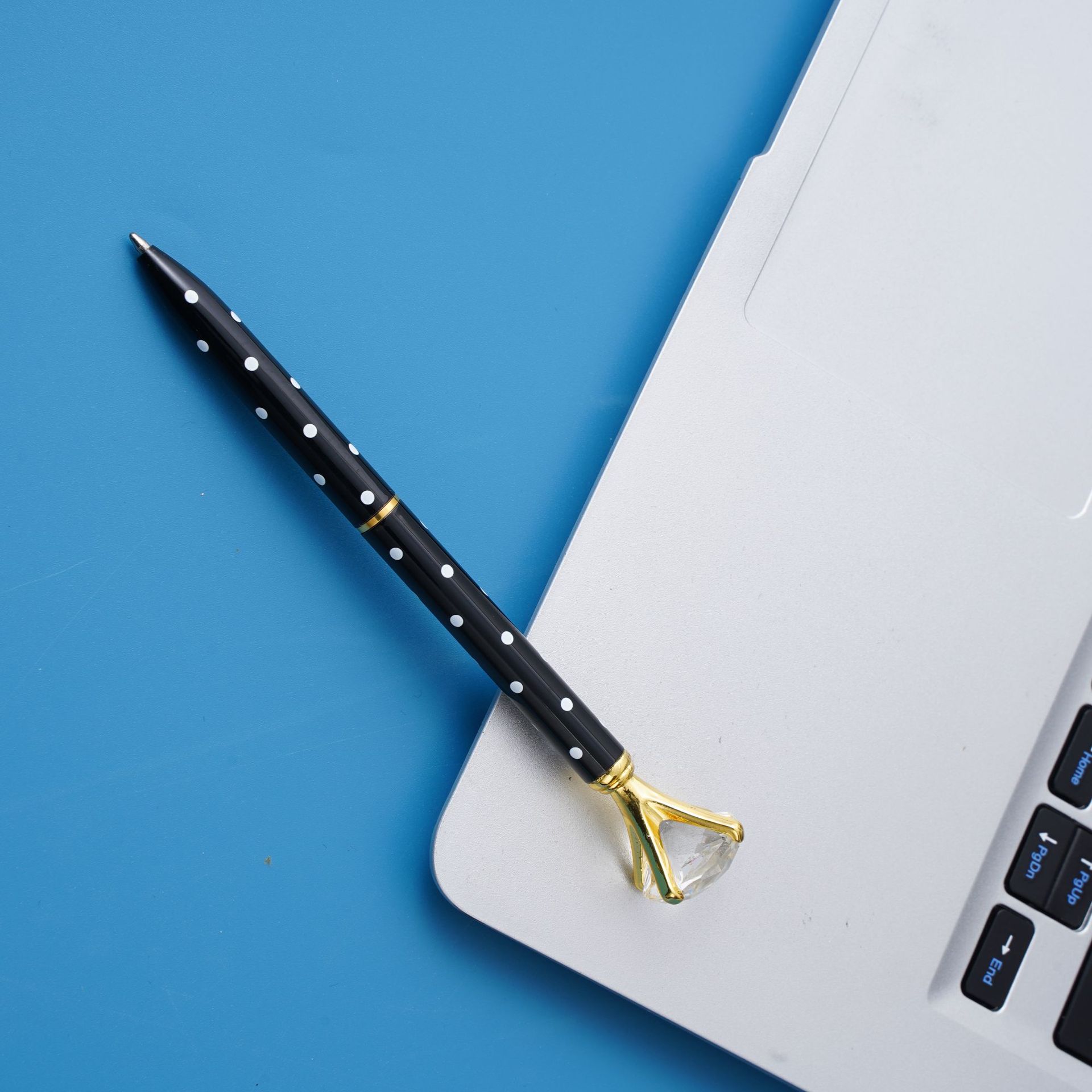 Fábrica al por mayor multicolor en stock bolígrafo de diamantes ins estilo Oficina pluma de metal Logotipo de impresión