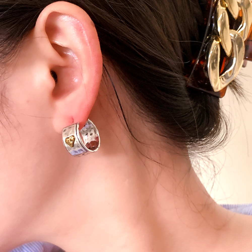 Small design retro sophisticated elegant fashionable earrings