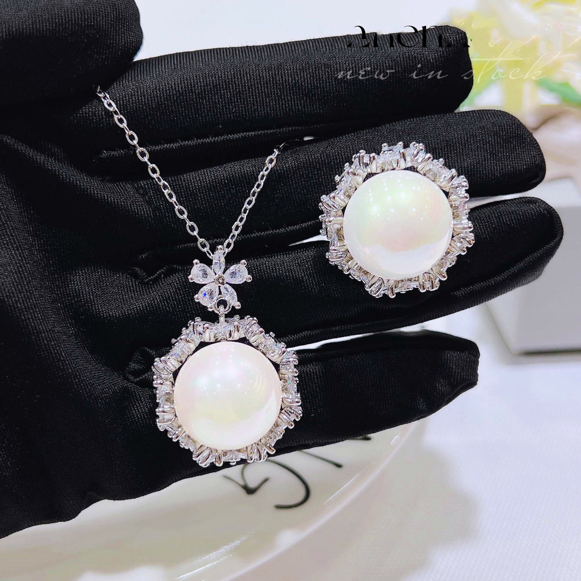 Retro organic elegant white earrings from pearl