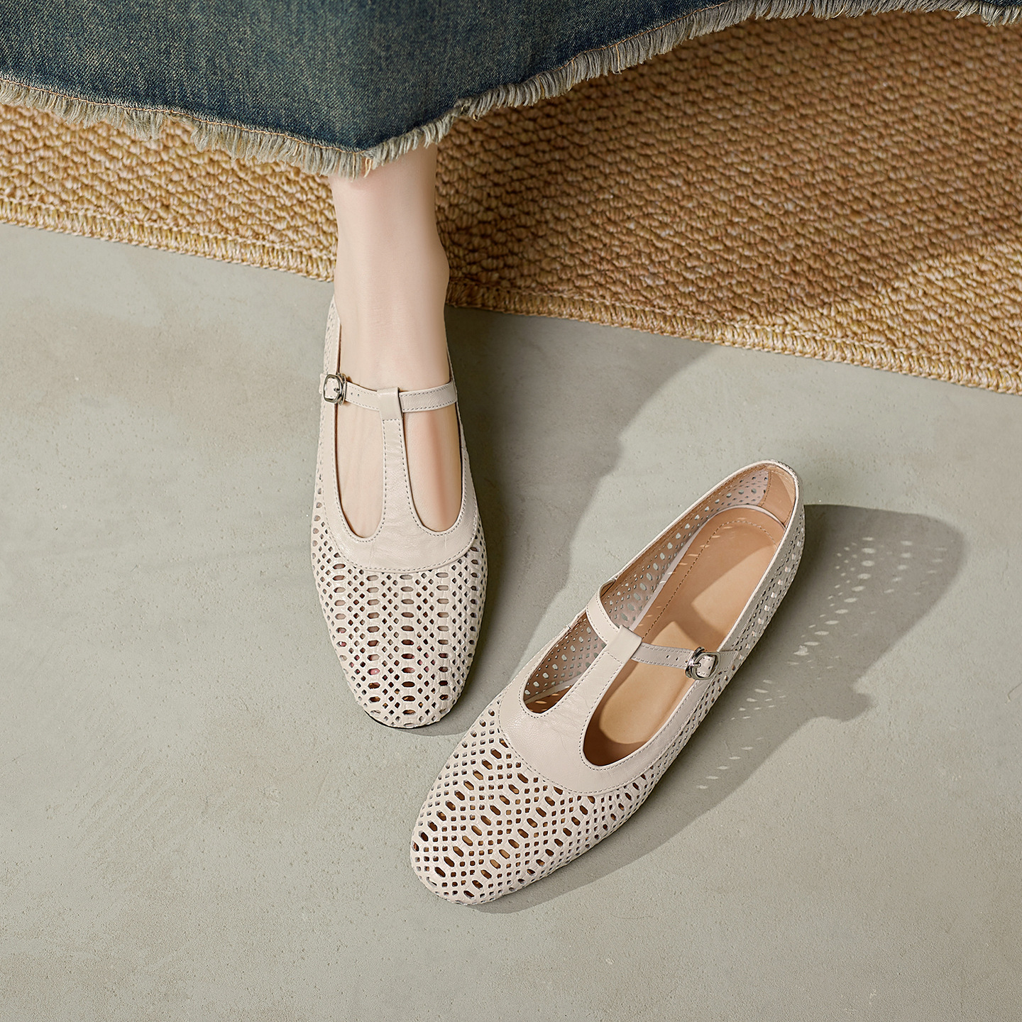 Sandal nữ da cừu đế bệt quai chữ T mũi kín hở lỗ thoáng khí — Màu caramel