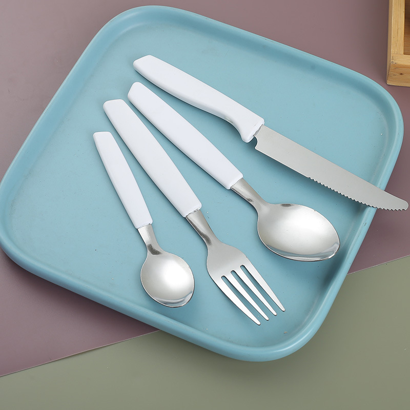 410 cubiertos de acero inoxidable cuchillos y tenedores cucharas transfronterizas Brasil cola plana cola inclinada mango de plástico 24PCS fábrica al por mayor