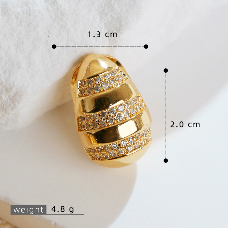 Europa y los Estados Unidos espiral gota de cobre micro incrustación 18K oro chapado retro simple moda transfronteriza colgante de collar de venta caliente de mujer