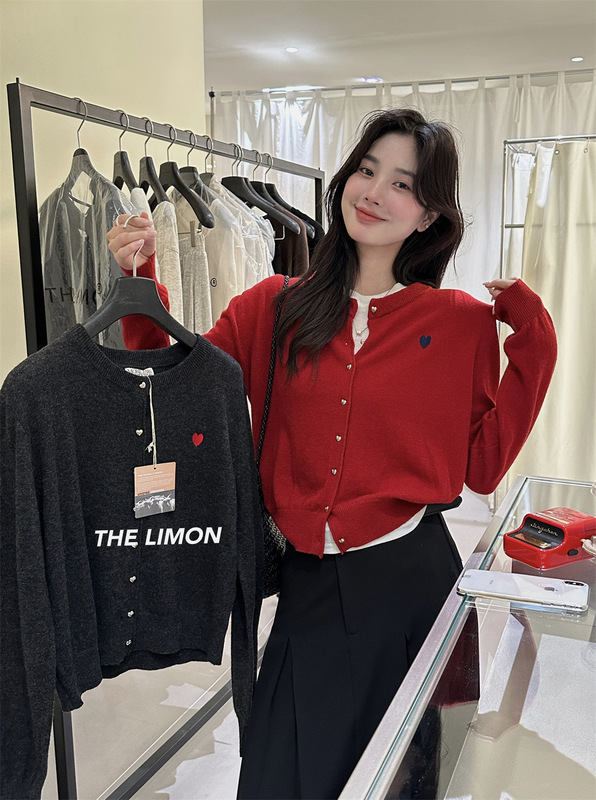 THE LIMON柠檬绿茶2025冬季经典休闲减龄爱心刺绣针织开衫上衣女|undefined