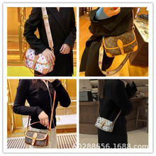 新款m lv女包包女士单肩包法棍包邮差包白三彩贝壳包化妆包中古包