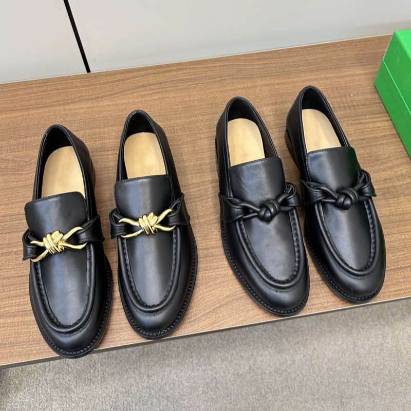 英倫風さんの金属製のひもを掛けて、楽福靴の牛革の丸い頭の方と平底の百合の小さい靴を踏みます。|undefined