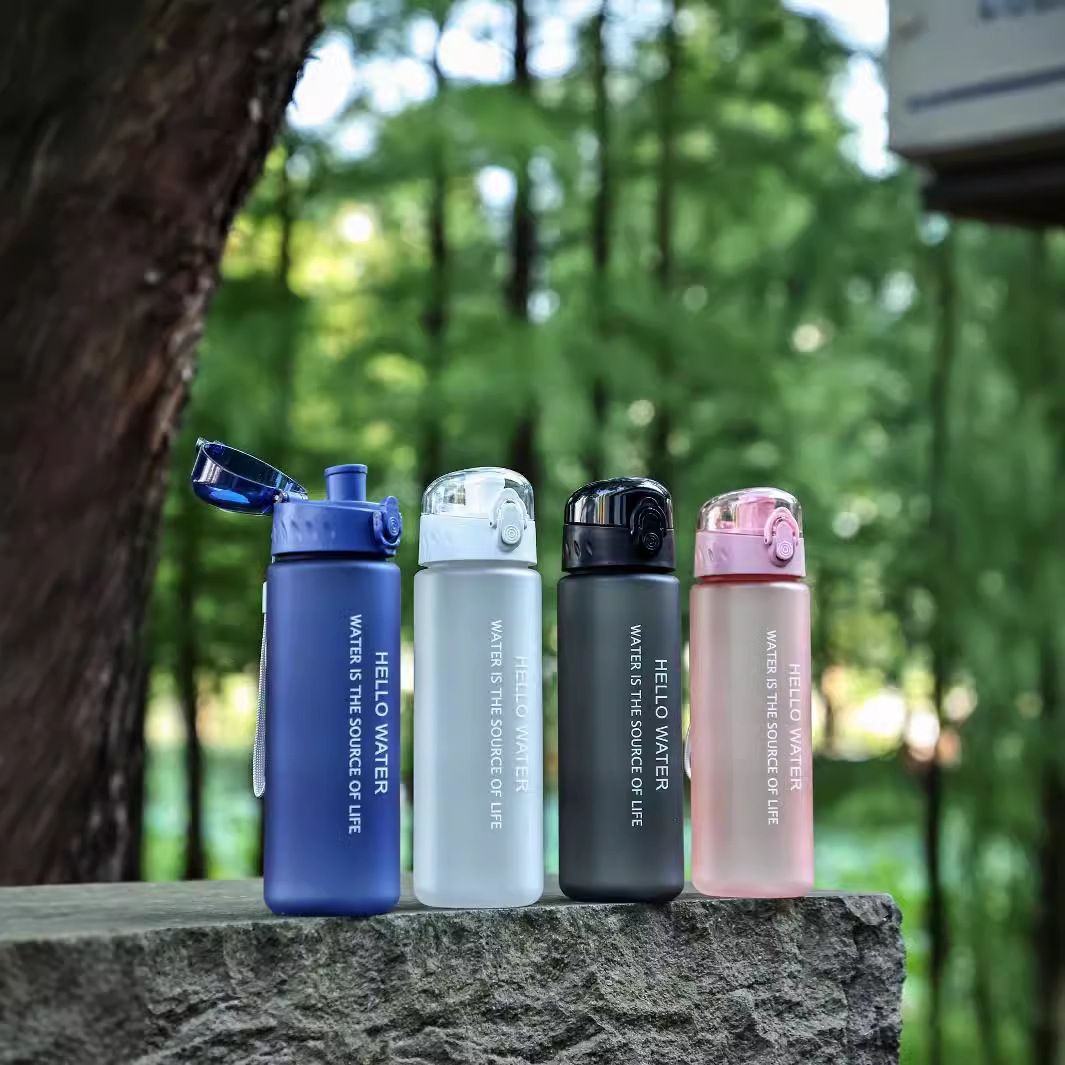 simple y portátil al aire libre con una taza de agua de cuerda, taza de agua de beber directa, taza de paja de alumno transparente