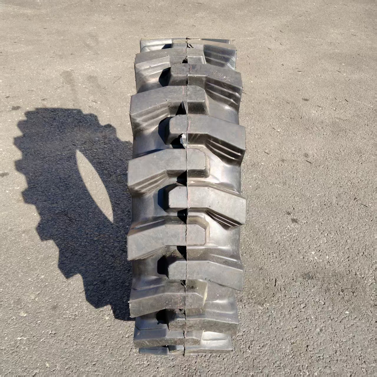 外贸出口20.5/70-16  10.00R16 16/70R20 R-4装载机实心工程轮胎