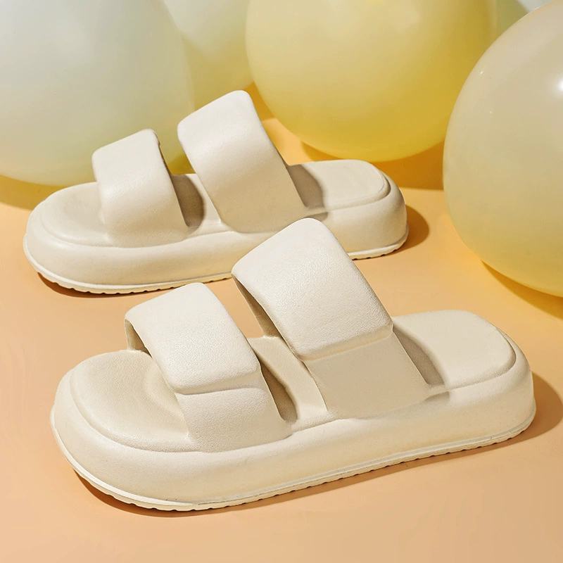 Тапочки женщины ступают на фекалии летом