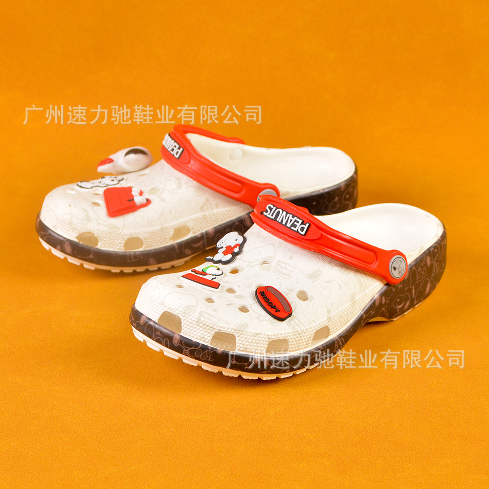 Zapatos con agujeros para niños de marca compartida de Snoopy de segunda generación, zapatos de playa geniales, zapatillas de Baotou personalizadas casuales antideslizantes y transpirables