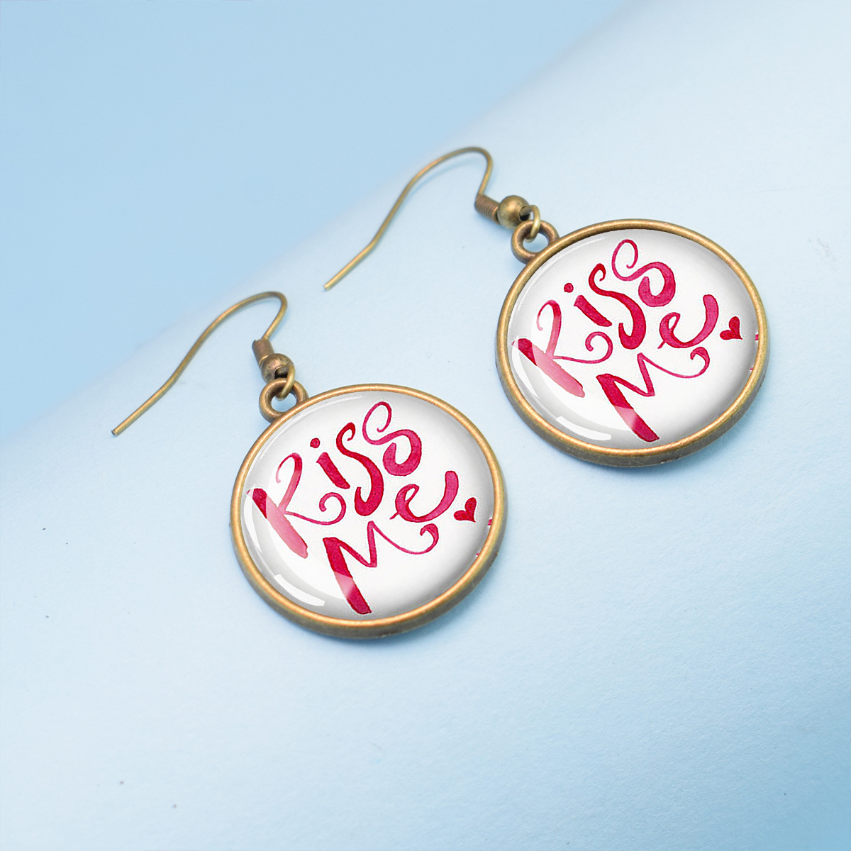 Personalidad Inglés Kiss me Pendientes de metal Novia Amor amonestación Joyas de amor Pendientes de gema de vidrio Transfronterizo