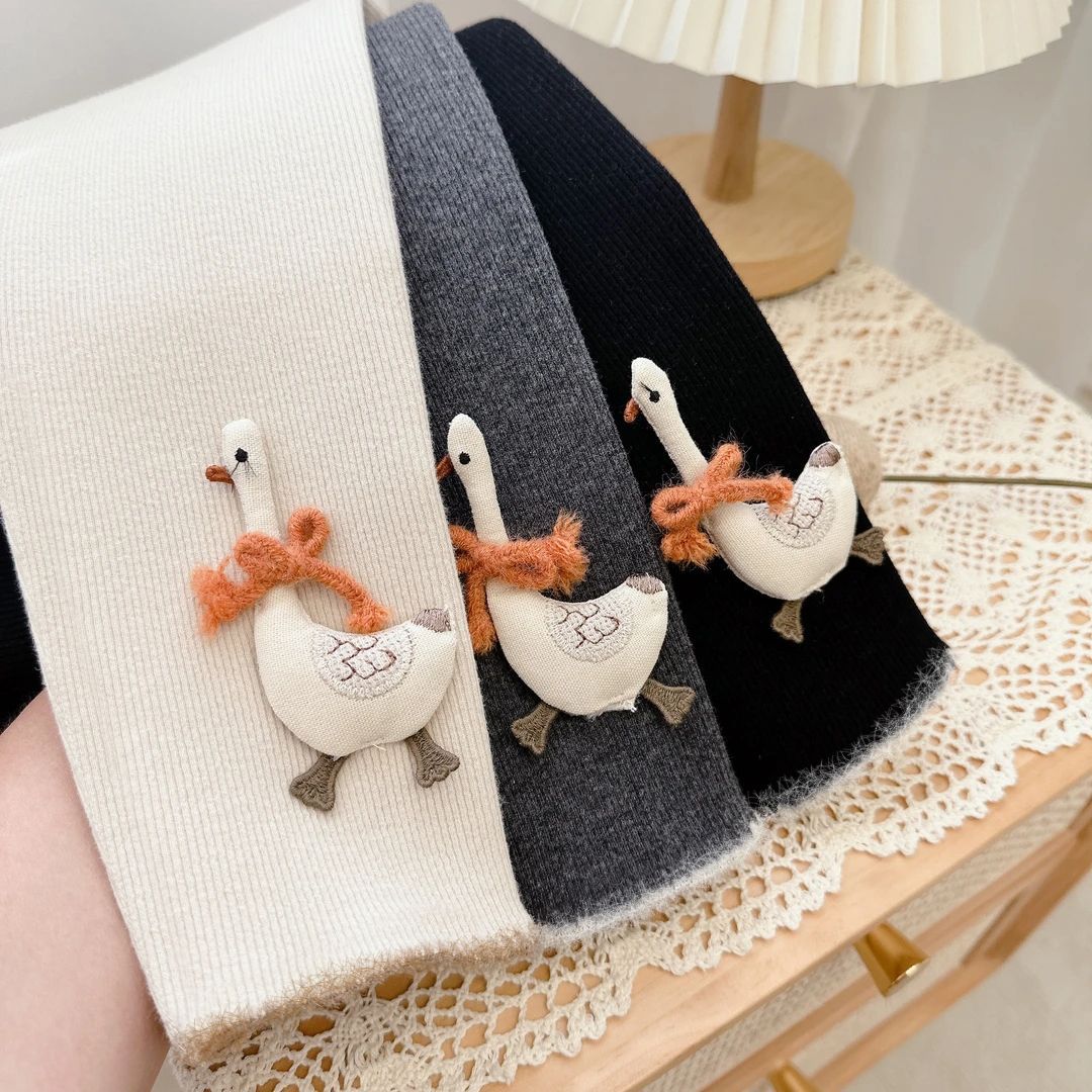 Girls' winter leggings, stylish and trendy Korean style, 3D cartoon design, thickened fleece trousers.