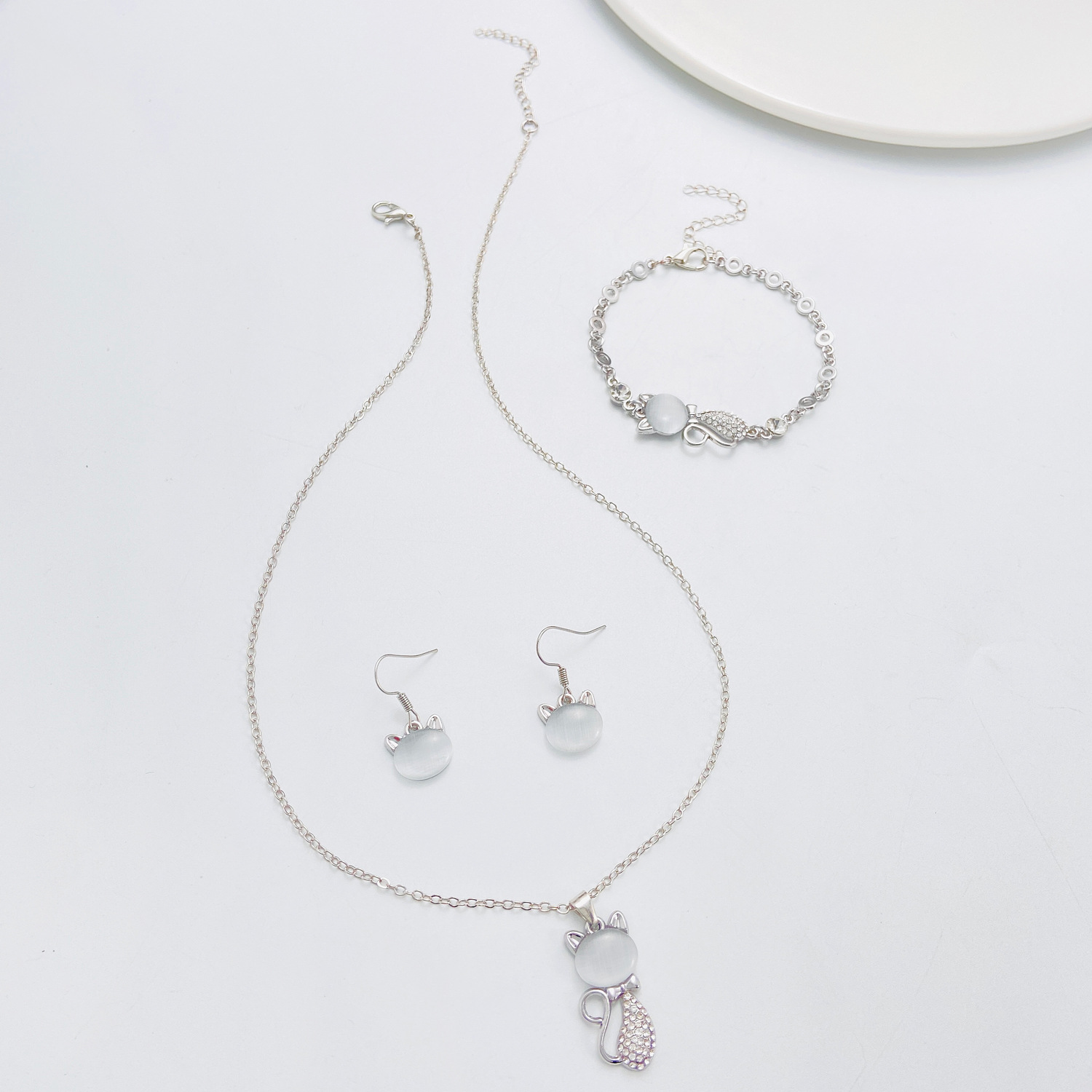 Diseño de moda transfronterizo exquisito ópalo pulsera de gato collar aretes accesorios de vestir accesorios de tres piezas al por mayor