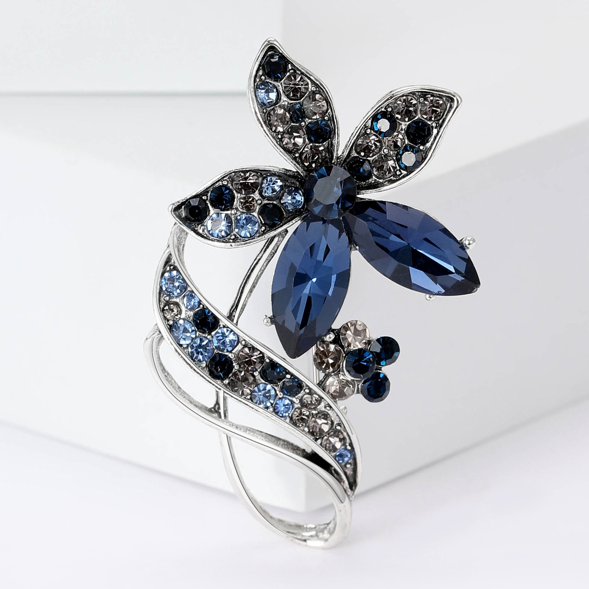 Holiday, Daily Occasion Elegant Glam Pin Flower Alloy Rhinestones Women's Brooches