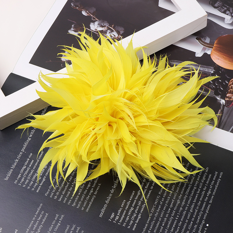 Spilla fiore in piume accessorio moda elegante per donna_voghion.com