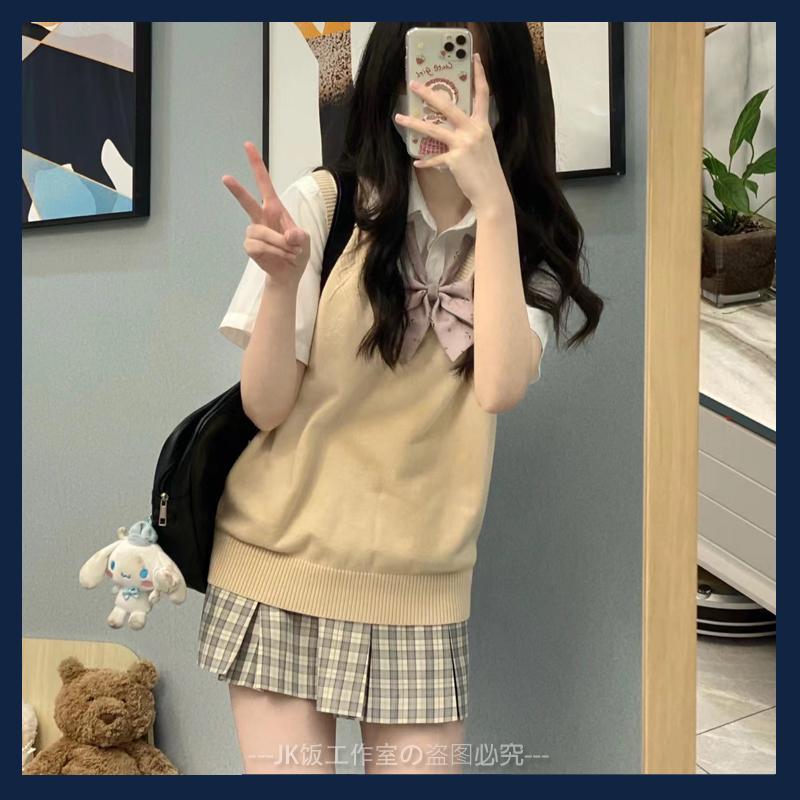 재고 기본 노인 LE JK 스웨터 조끼 가을과 겨울 일본 학생들은 V 넥 풀오버 니트 조끼를 착용합니다.