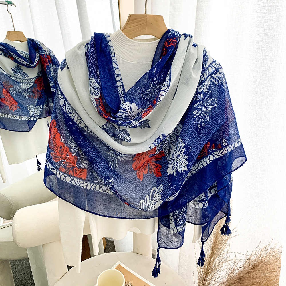 Demi-season quality scarf