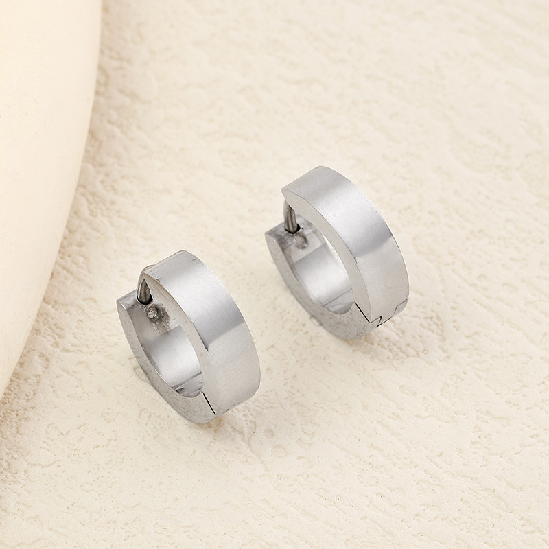 Joyería de acero inoxidable simple anillo brillante diario todo partido titanio acero hebilla pendientes unisex nicho estilo