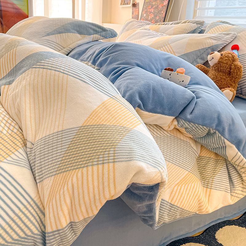 Invierno engrosado y cálido de terciopelo de leche de cuatro piezas conjunto 2025 nuevo pequeño fresco de coral sábanas cubiertas de cama
