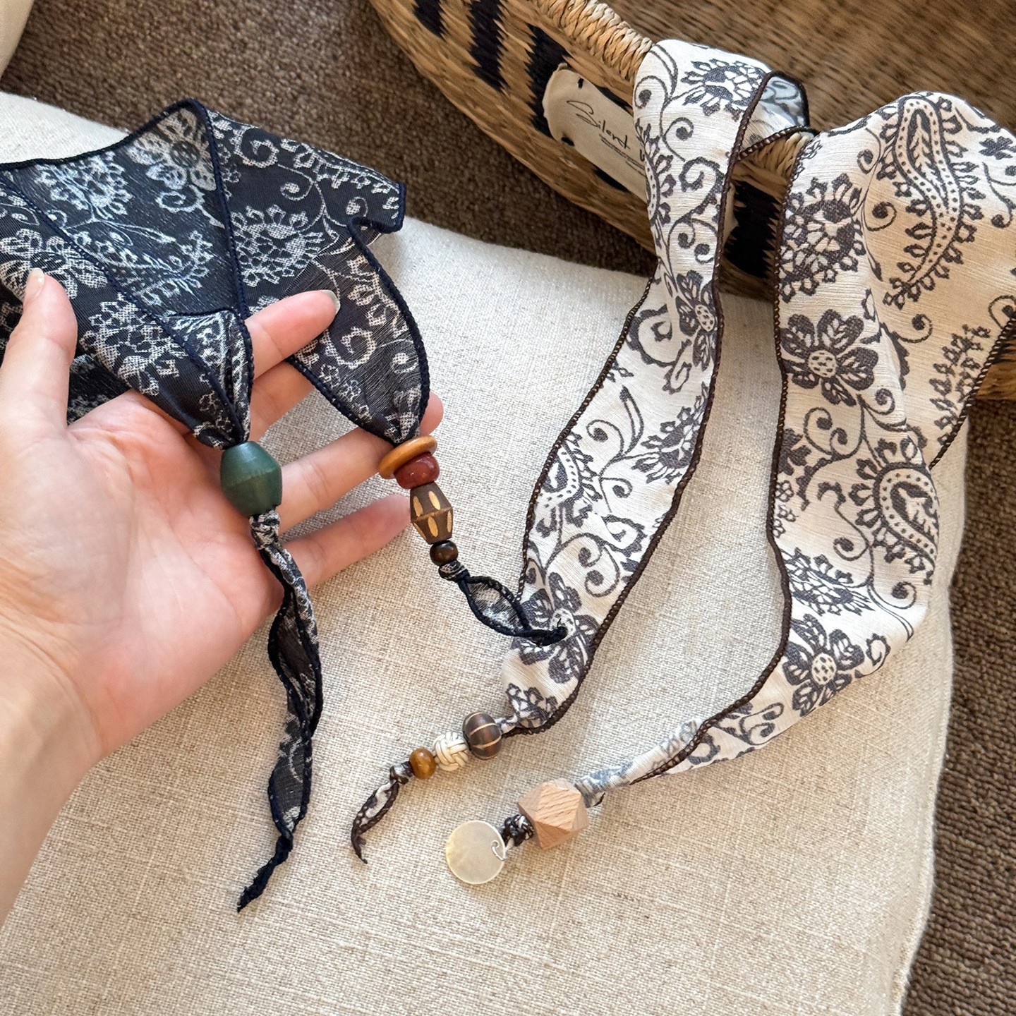 Retro Cashew Flower Silk Scarf Necklace Women's Accessible Luxury High-End Fashion Scarf 2025 New Hairband Waist Accessories