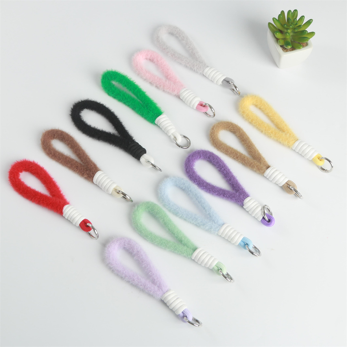 手机挂绳彩色手工编绳仿貂毛挂件包包钥匙扣玩具公仔挂饰