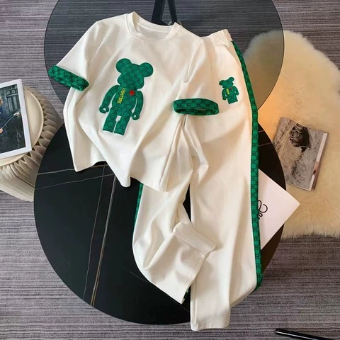 Повседневный спортивный костюм для женщин, лето 2023, новый модный уличный стиль, уменьшающий возраст, широкие брюки с короткими рукавами и круглым вырезом, комплект из двух предметов