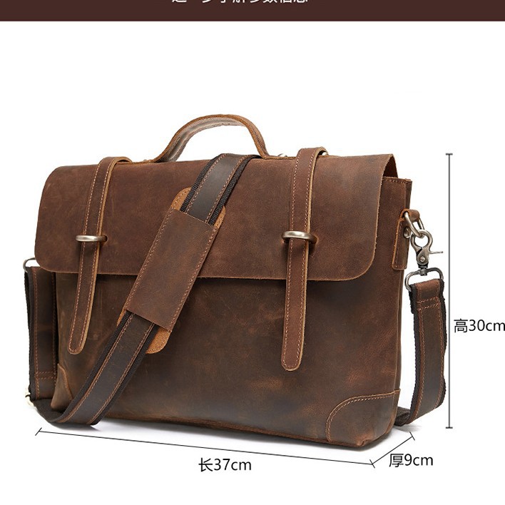 欧米のレトロな本革の男性はブリーフケースを持っています。