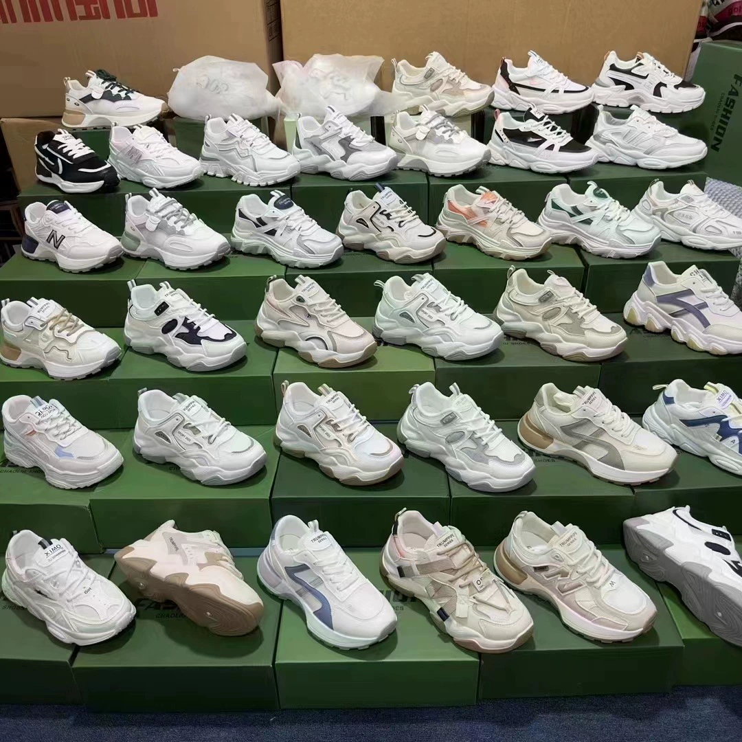 Куча обуви оптом, чтобы выставить мужскую и женскую обувь