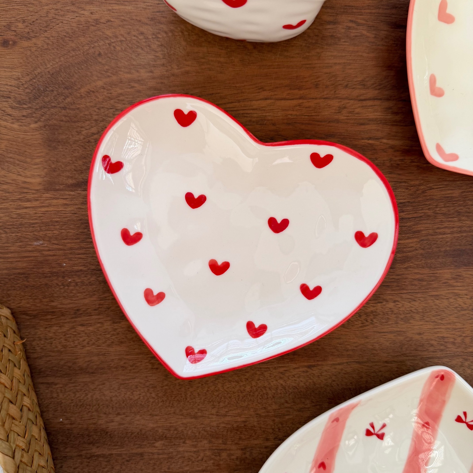 Estilo coreano inswind pintado a mano amor cerámica tazas y platos mano empujada irregular taza de café en forma de corazón plato de mesa de la tarde plato de taza