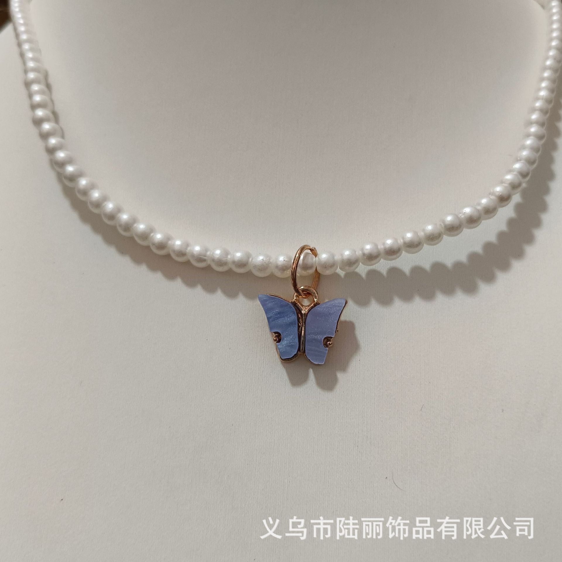 Joyería de comercio exterior transfronterizo ABS imitación perla con cuentas multicolor mariposa colgante corto collar de cadena de clavícula de las mujeres al por mayor