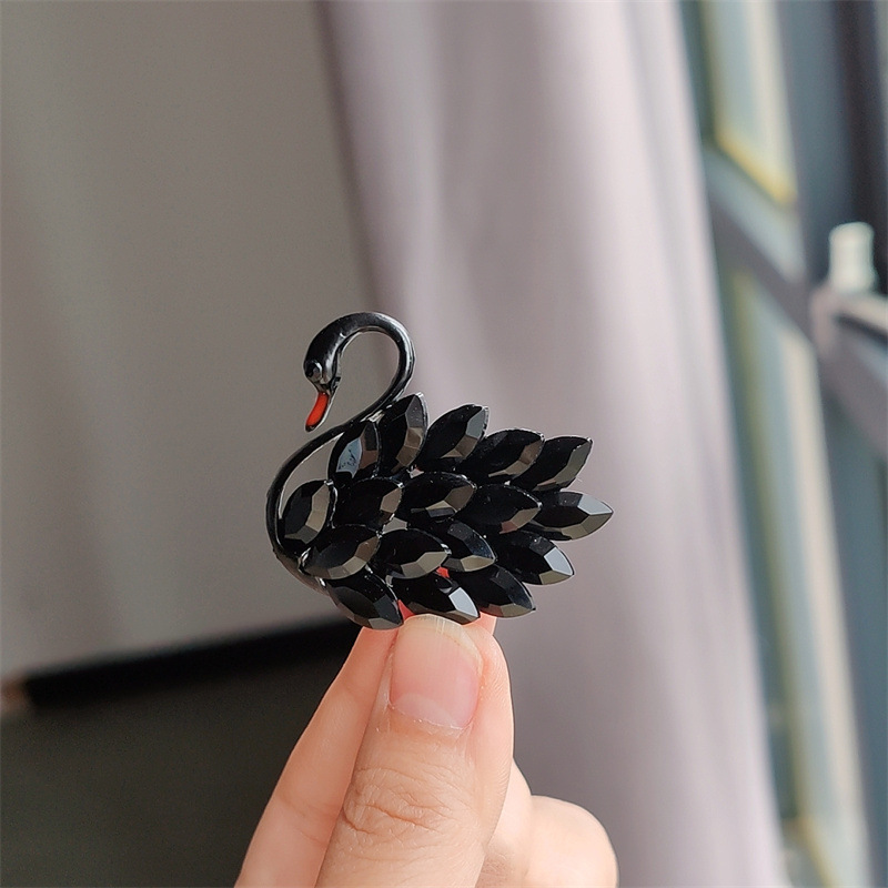 Europa y América transfronterizos lujosos cisne broche personalidad femenina broche de cristal estilo de moda flor de pecho universal abrigos cardigan broche