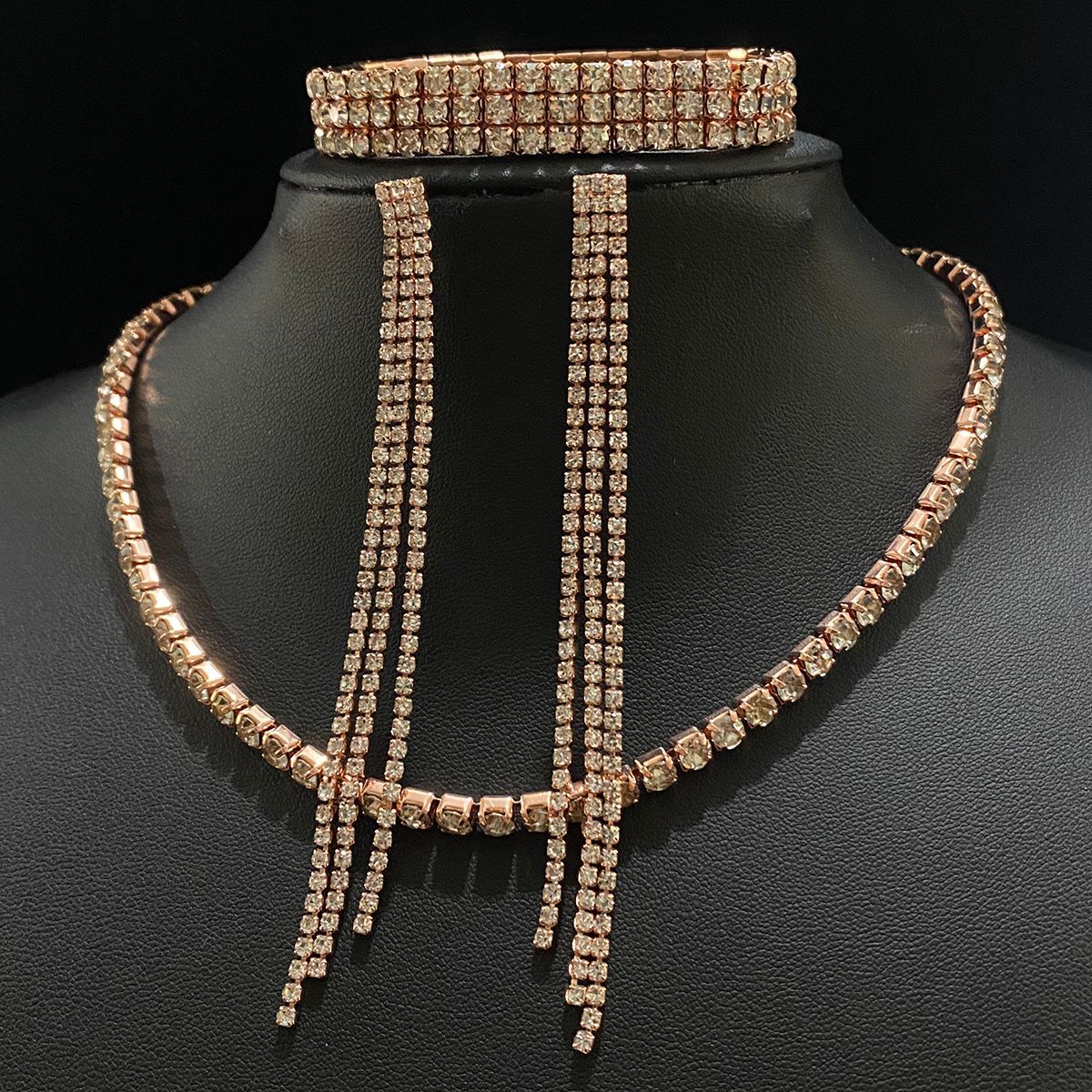 Garra de cobre europeo y americano collar de diamantes pendientes pulsera anillo nupcial de cuatro piezas Amazon dama de honor collar traje