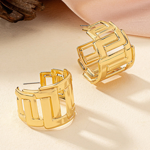 Minimalist European and American hollow link chain earrings for women, Korean style, Instagram influencer fashion, geometric C-type ear studs and earrings