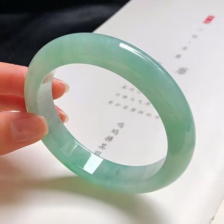 Vòng tay ngọc bích Miến Điện cao cấp, nước băng trong, màu xanh lục nhạt, đường kính trong 52–66 mm