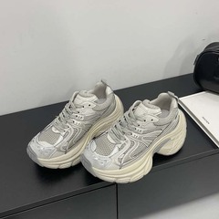 2025春の新型の厚い底のお父さんの靴は光の金網の面を流して色を拭いて古い運動のジョギング靴の女性の超火をして高くなります。