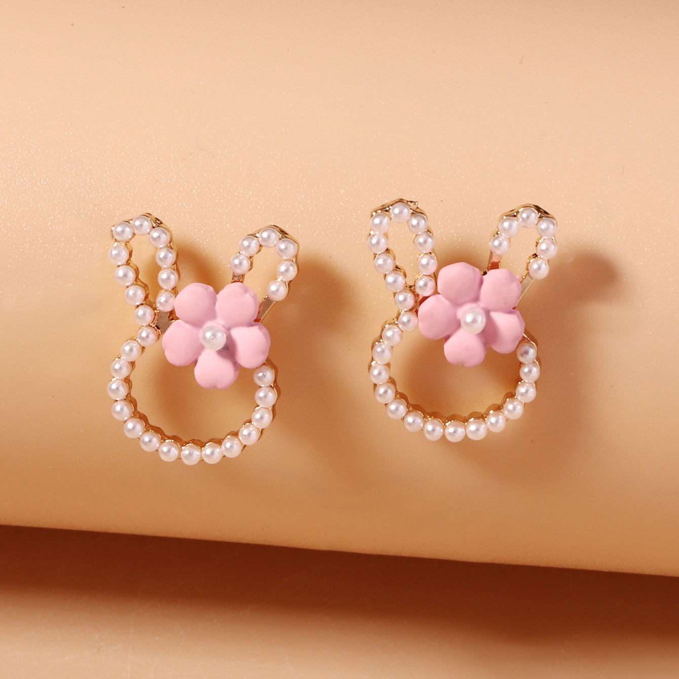 1 Paire Style De Bande Dessinée Mignon Lapin Fleur Placage Incruster Alliage De Zinc Perle D'Imitation Boucles D'Oreilles display picture 1